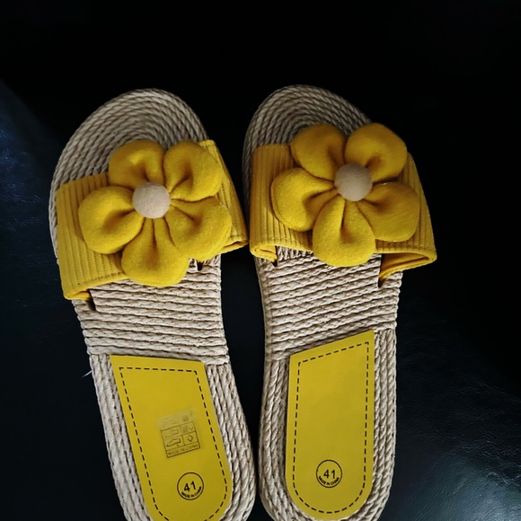Fashion Nova Sunflower sandals, size 9, new - Picture 3 of 9